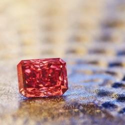 Viên kim cương đỏ 'tỏa sáng vĩnh cửu' sắp được bán đấu giá